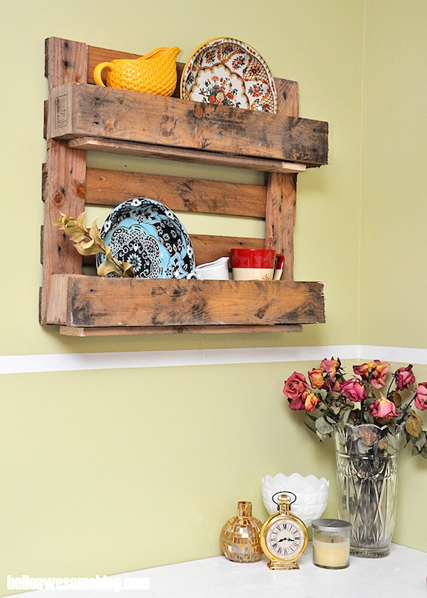 Have you ever seen a stranded pallet by the side of the road? Don't pass it by - turn it into a unique pallet shelf with this easy tutorial!